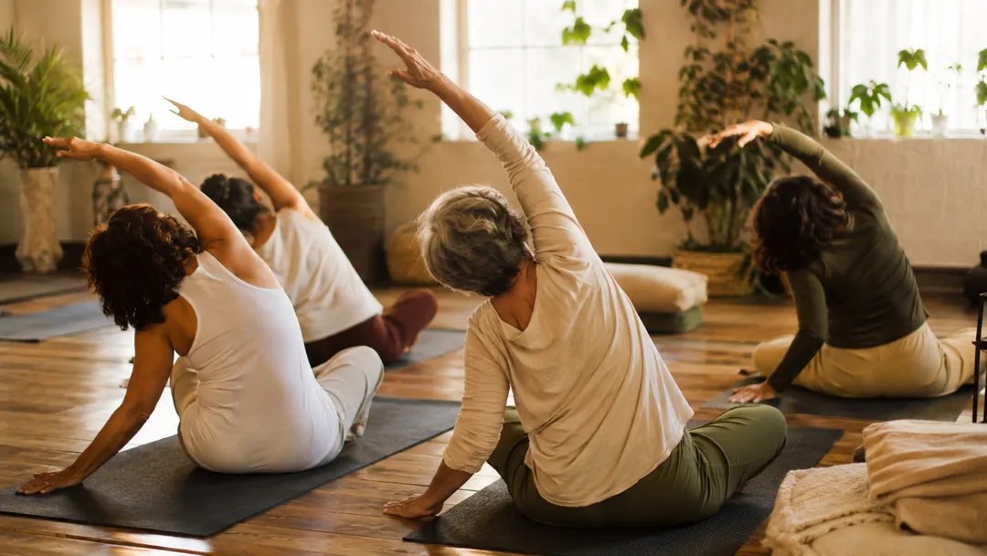 Clase de movimiento suave para mujeres mayores de 50